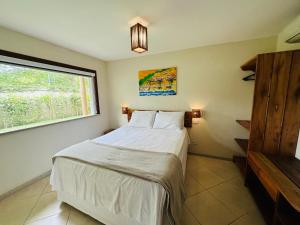 塞古罗港Apartamento na Vila La Torre的卧室配有白色的床和窗户