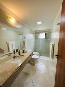 塞古罗港Apartamento na Vila La Torre的一间带水槽、卫生间和淋浴的浴室