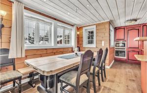 尤坎Amazing Home In Rjukan With Sauna And 5 Bedrooms的一间带木桌和椅子的用餐室