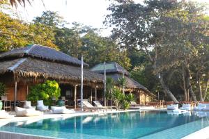 蒙诺克岛Koh Munnork Private Island的一座带椅子的度假村游泳池