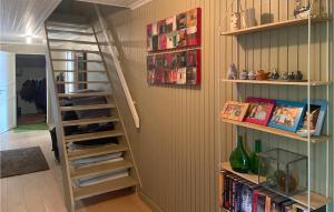 MosterhamnStunning Home In Mosterhamn With Kitchen的书架房间的楼梯