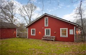 GärsnäsStunning Home In Grsns With Kitchen的前面有长凳的红色房子