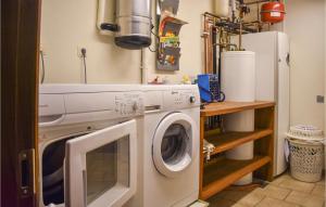 GärsnäsStunning Home In Grsns With Kitchen的洗衣房配有洗衣机和冰箱