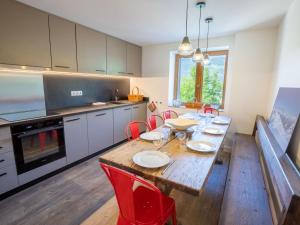 美贝尔Chalet Méribel, 5 pièces, 10 personnes - FR-1-688-17的厨房配有木桌和红色椅子