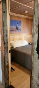 Cap-des-Rosiers杜浩特帕瑞汽车旅馆的卧室配有一张挂着鹿画的床。