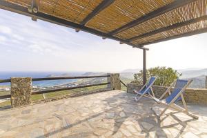 米克诺斯城Villa Azzuro II - Mykonianvilla的海景露台的两把椅子