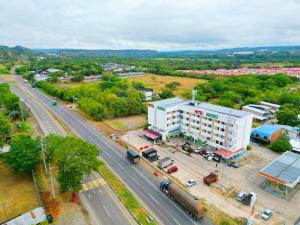 内瓦Hotel Berdez的道路旁建筑物的空中景观