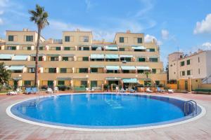 德尔锡伦西奥海岸Halcon - Costa del Silencio的大楼前设有大型游泳池的酒店