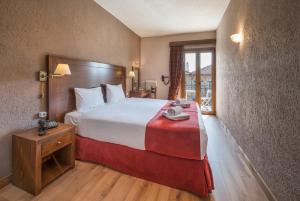 阿拉霍瓦Arahova Inn Hotel的一间设有大床和窗户的酒店客房