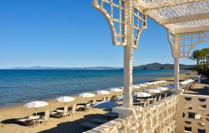 蓬塔阿拉朋塔亚拉高尔夫酒店的海滩上一排与海洋相伴的遮阳伞