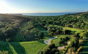 蓬塔阿拉朋塔亚拉高尔夫酒店的享有度假村高尔夫球场的空中景致