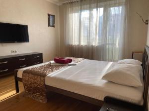 第聂伯罗Doba In Ua Peremoga Apartments的一间卧室设有一张大床和一个窗户。