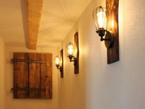 纳瑟尔文勒Bergfee Natur Appartements的走廊上设有两盏灯和一扇门