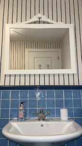 莫利纳塞卡BenedettaMolinaseca VuT的一间带水槽和镜子的浴室
