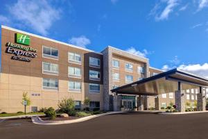 安娜堡Holiday Inn Express & Suites - Ann Arbor - University South, an IHG Hotel的医院建筑的形象