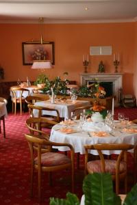 科尔平塞加尼瑟斯霍斯恩酒店的一间带桌椅和壁炉的用餐室