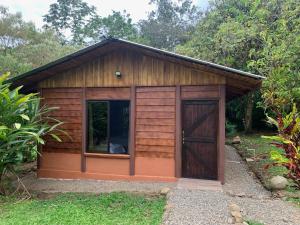 比加瓜Cataratas Bijagua Lodge, incluye tour autoguiado Bijagua Waterfalls Hike的一个小木棚,有大门