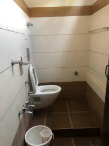 ManjeriRedbell Suites Manjeri的一间带卫生间和水槽的浴室