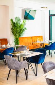 阿比让Hôtel les Vallons的一间配备有桌椅的用餐室和植物