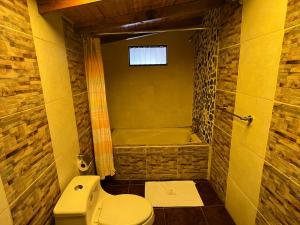 CarazCASONA LARA Lodge & Distillery的一间带卫生间和浴缸的浴室