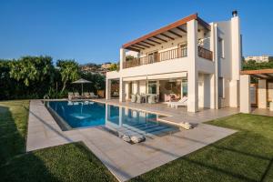 阿尔米里达SK Place Luxury Seafront Villas Chania的庭院中带游泳池的房子