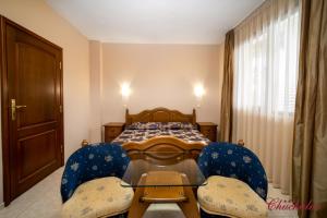 索佐波尔Hotel Chuchulev的卧室配有一张床和一张桌子及椅子