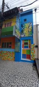 马瑙斯Hotel Colors Manaus的色彩缤纷的建筑,有色彩缤纷的大门和窗户