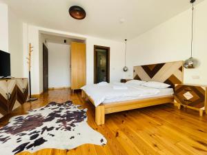 下维谢乌乡PANORAMIC Sus In Deal的一间卧室配有一张床,铺有木地板。