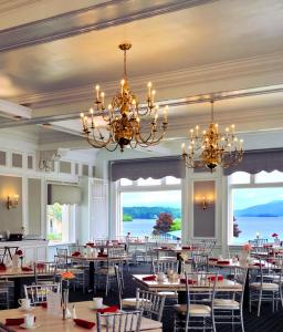 乔治湖威廉亨利堡酒店的用餐室配有桌椅和吊灯。