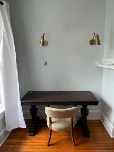 克拉克斯代尔The Governor's Mansion - A Step Back in Time.的桌椅和台灯