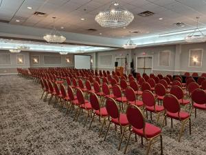 乔治湖威廉亨利堡酒店的一间会议室,配有红色椅子和讲台