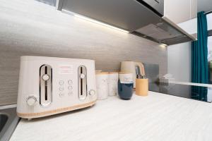海斯One bed flat with additional double mattress suitable for 4的厨房的柜台上放置烤面包机