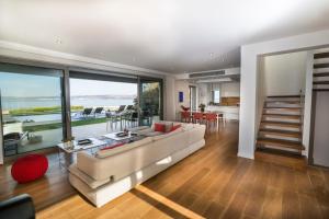 阿尔米里达SK Place Luxury Seafront Villas Chania的客厅配有沙发和桌子
