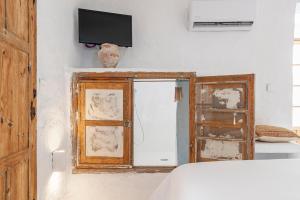 贝赫尔-德拉弗龙特拉La Fonda Antigua ADULTS ONLY的卧室设有壁挂式电视和窗户。