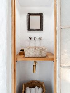 贝赫尔-德拉弗龙特拉La Fonda Antigua ADULTS ONLY的一间带水槽和镜子的浴室