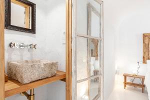 贝赫尔-德拉弗龙特拉La Fonda Antigua ADULTS ONLY的木制柜台上带石水槽的浴室