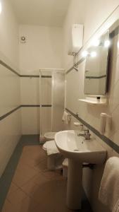 皮蒂利亚诺Residenza Pitigliano的白色的浴室设有水槽和镜子