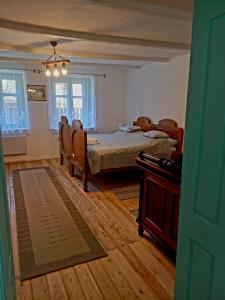 蒂萨菲赖德Idill Cottage Vendégház的卧室配有一张床和一张桌子及椅子
