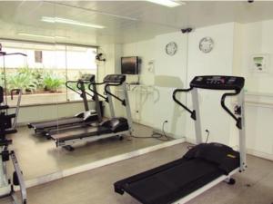 贝洛奥里藏特Condomínio Max Savassi Superior apto 1502的健身房设有三台跑步机和镜子