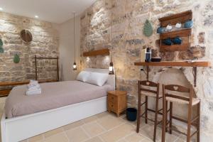 巴里Suite Torre Arcobasso的一间卧室设有一张床和砖墙