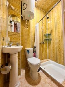 撒马尔罕Hamida的浴室配有卫生间、盥洗盆和浴缸。