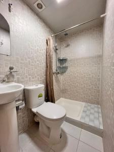 撒马尔罕Hamida的浴室配有卫生间、盥洗盆和淋浴。