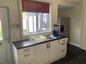 SilebyRatcliffe House - Spacious 3 bedroom House in Sileby的厨房设有水槽和窗户。