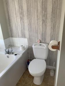SilebyRatcliffe House - Spacious 3 bedroom House in Sileby的浴室配有白色卫生间和浴缸。