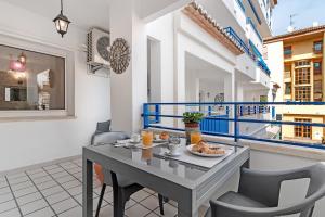 莫莱拉Apartamento mediterráneo en el alma de Moraira的一间带桌椅的用餐室