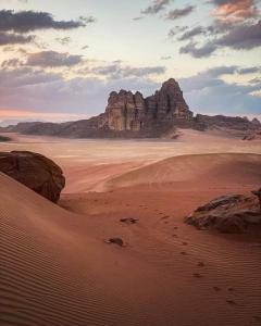 瓦迪拉姆Wadi Rum nature的远处有大岩层的沙漠