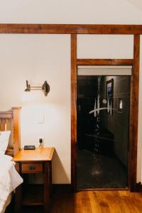 姊妹城五柏旅舍的一间卧室设有通往淋浴的玻璃门