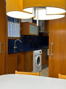马塔罗Chic apartment beach的厨房配有洗衣机和水槽