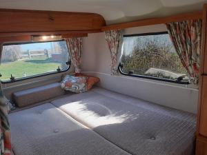 诺里奇Sundial Cottage Eriba Caravan的小房间,带两个窗户