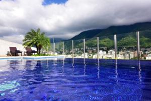 加拉加斯佩斯塔纳加拉加斯高级城市及会议酒店的一个城市背景的游泳池